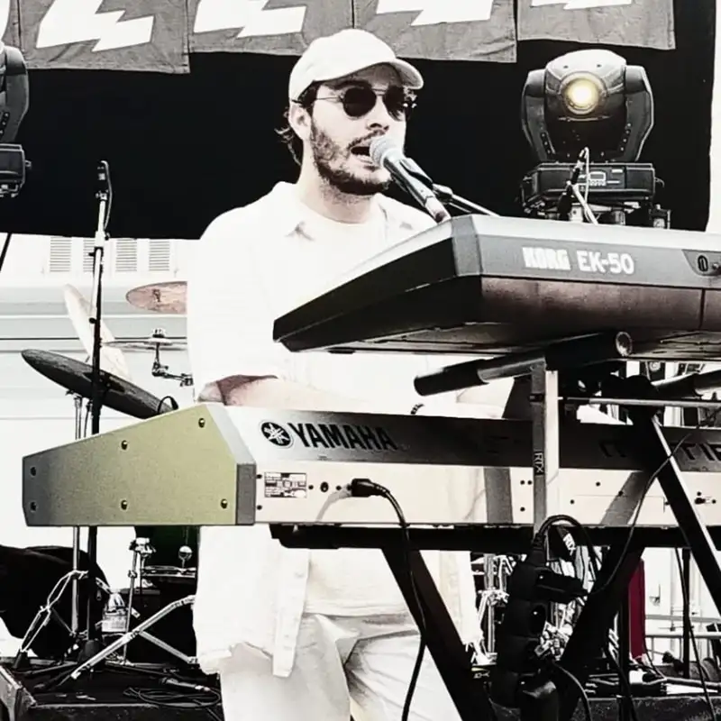 Pierre B. au clavier, en concert
